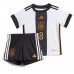 Günstige Deutschland Leon Goretzka #8 Babykleidung Heim Fussballtrikot Kinder WM 2022 Kurzarm (+ kurze hosen)
